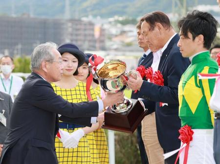　里見治オーナー（右から２人目）にカップを手渡す神戸新聞社・高梨柳太郎社長