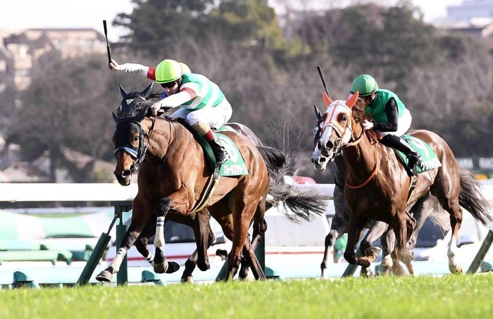 　中山牝馬Ｓで重賞初Ｖを飾ったスルーセブンシーズ（左）