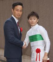 　エルトンバローズで毎日王冠を制し、握手する西村淳（右）と杉山晴師