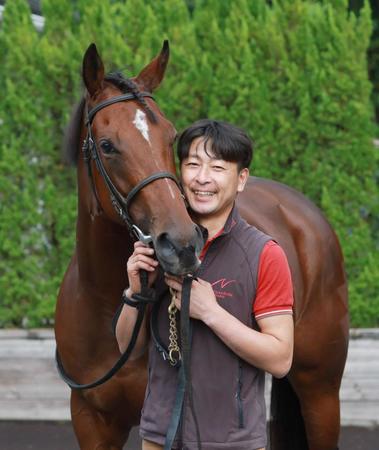 　リバティアイランドと松崎助手（撮影・石湯恒介）