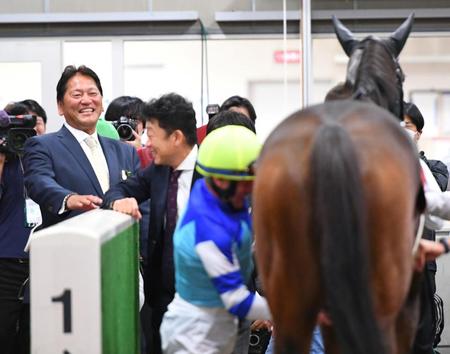 　ディヴィーナが府中牝馬Ｓを制し大喜びの佐々木主浩オーナー（右）＝撮影・三好信也