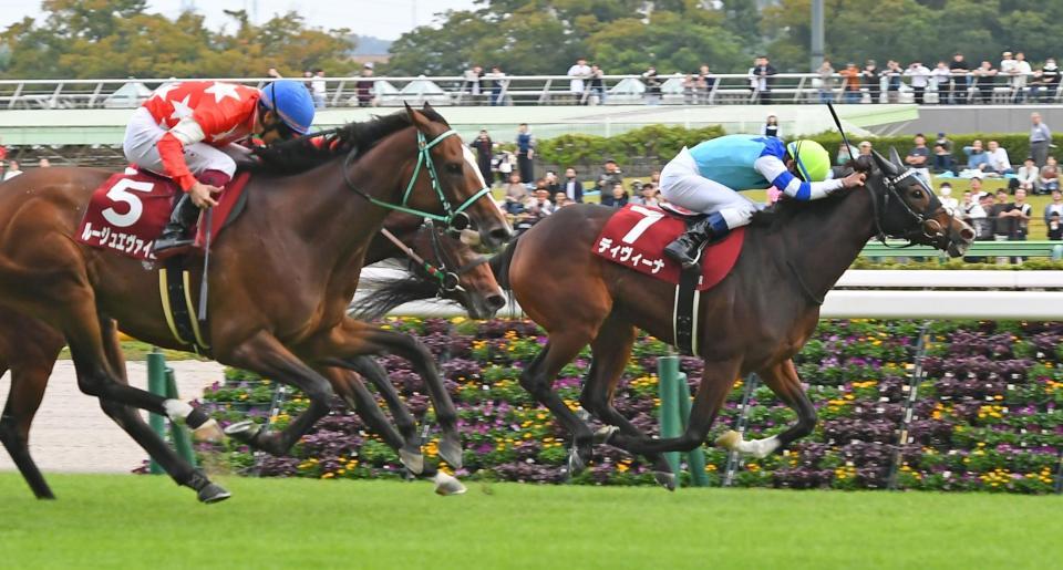 　府中牝馬Ｓを制したディヴィーナ（右）＝撮影・三好信也