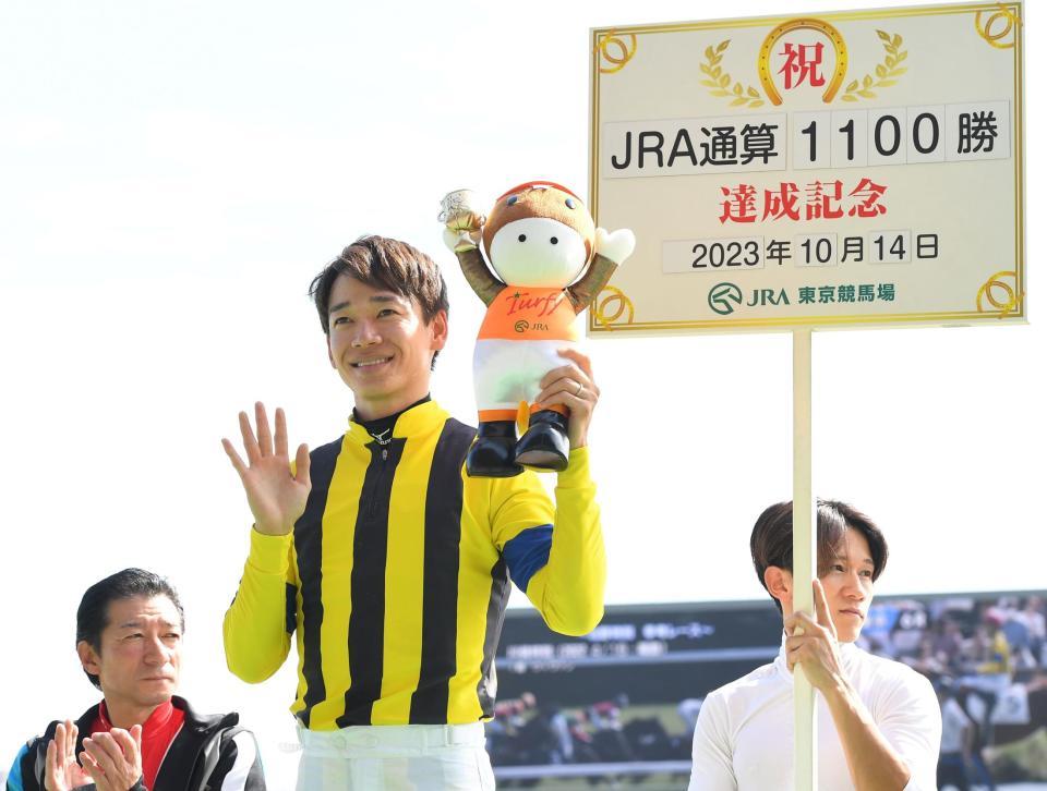 　ルカランフィーストに騎乗しＪＲＡ通算１１００勝を達成した松山弘平（撮影・三好信也）