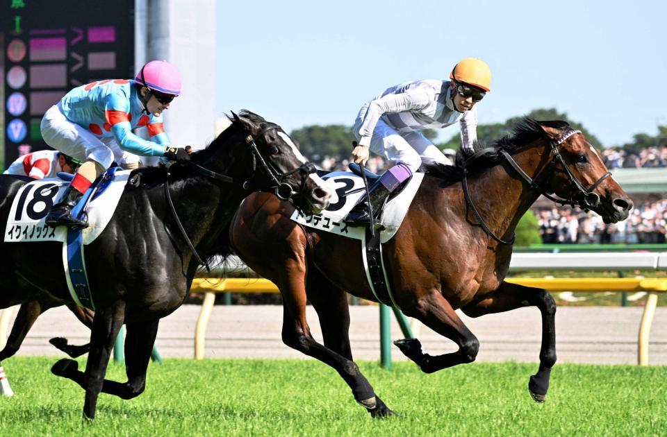 　第８９回日本ダービーを制した武豊騎乗のドウデュース（１３）。左は２着のイクイノックス＝東京競馬場