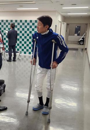 【写真】武豊が松葉づえ姿に　痛々しい負傷　秋の天皇賞に騎乗できず