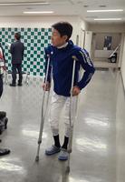 　東京５Ｒ後に負傷し、松葉づえ姿で出てきた武豊　