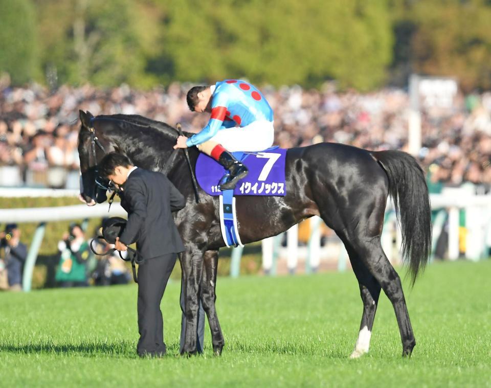 　イクイノックスの馬上で礼をするルメール（撮影・三好信也）