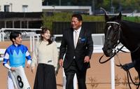 　勝利を喜ぶ（右から）佐々木主浩オーナー、加奈子夫人、川田＝１０月２８日