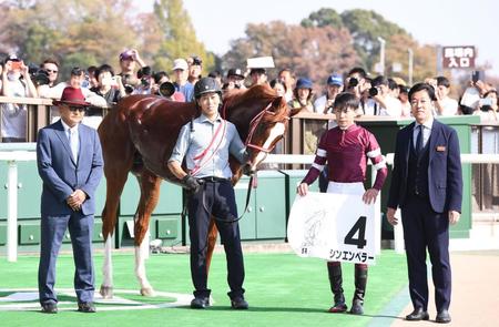 　新馬戦を制したシンエンペラーと横山武（左から３人目）＝撮影・園田高夫