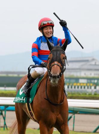 　ガッツポーズを見せる酒井学とカルチャーデイ（撮影・石湯恒介）