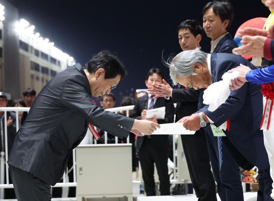 馬主さんに賞状を授与するデイリースポーツ東京代表・永井英次東京代表＝川崎競馬場