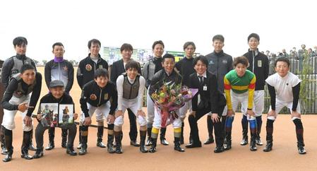 　騎手仲間たちと記念写真に納まる熊沢（左から５人目）＝撮影・北村雅宏