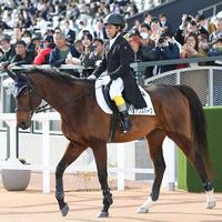　８Ｒ前、誘導馬の騎手を務める熊沢（撮影・北村雅宏）