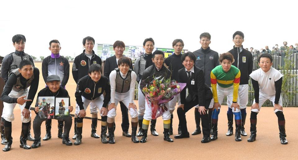 　騎手仲間たちと記念写真に納まる熊沢（左から５人目）＝撮影・北村雅宏