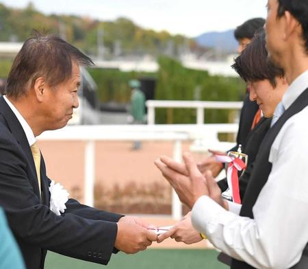 　デイリースポーツ・藤谷稔代表取締役社長（左）から副賞を手渡される鮫島駿