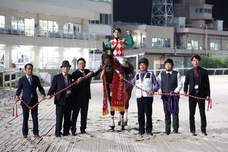 　マイルグランプリを制したスマイルウィと矢野貴と関係者