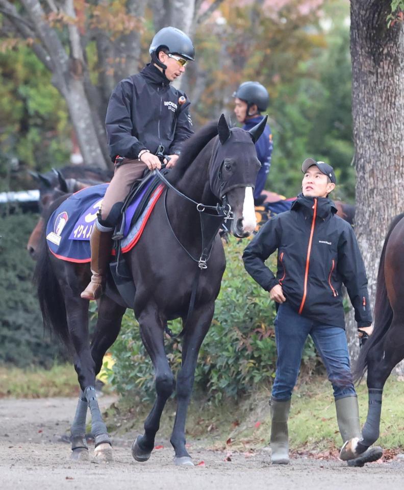 　馬場へ向かうイクイノックス。右は木村調教師