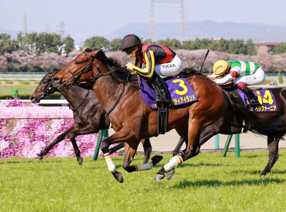 　抜群の切れ味を発揮するリバティアイランド（中央）＝阪神競馬場（撮影・石湯恒介）