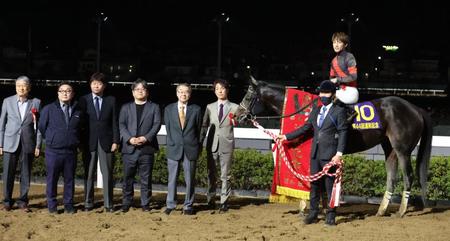 　浦和記念を制したディクテオンと本田正重騎手と関係者