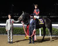 　浦和記念を制したディクテオンと本田正重騎手と関係者