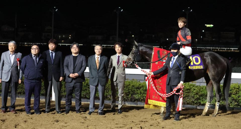 　浦和記念を制したディクテオンと本田正重騎手と関係者