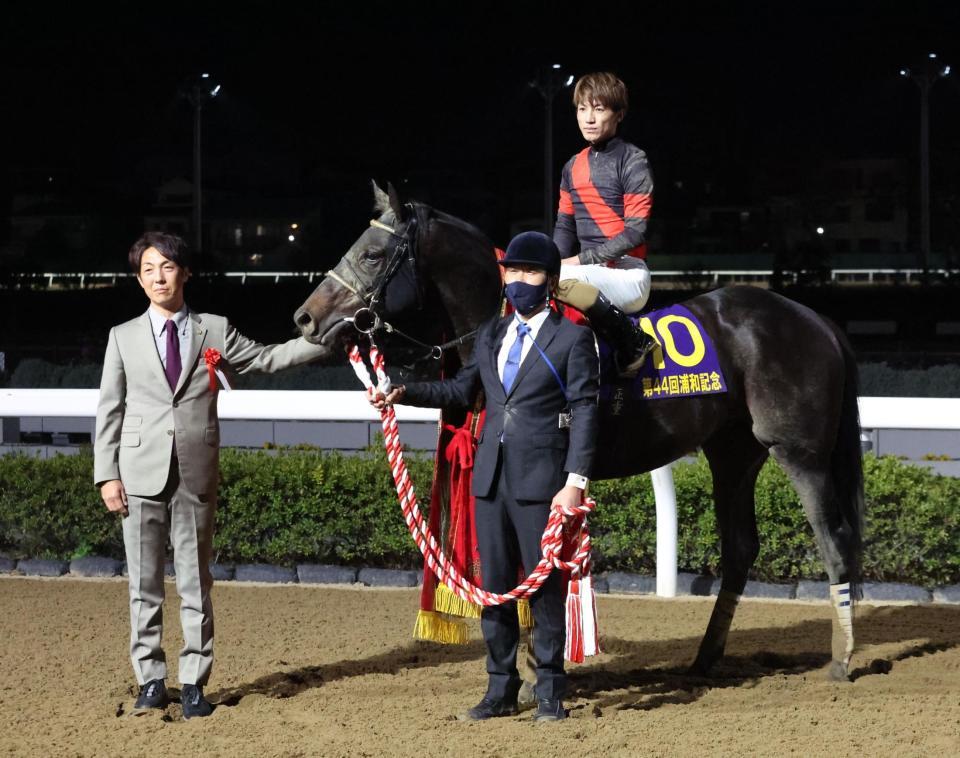 　浦和記念を制したディクテオンと本田正重騎手と関係者
