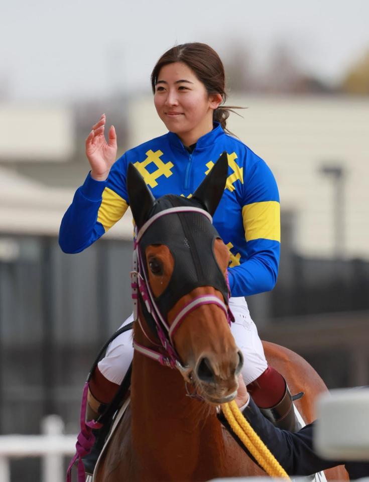 　ゴッドカインドと今村聖奈（撮影・石湯恒介）