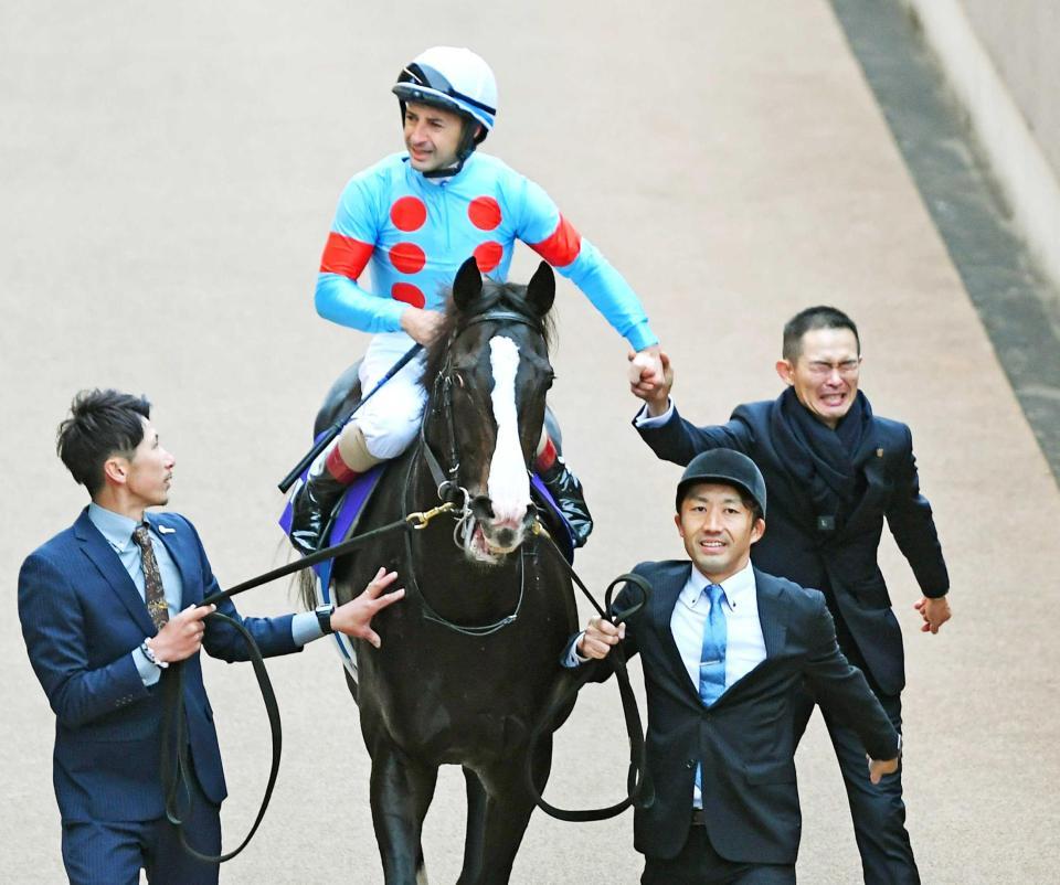 　男泣きの木村師（右）と歓喜の握手を交わすルメール（撮影・三好信也）