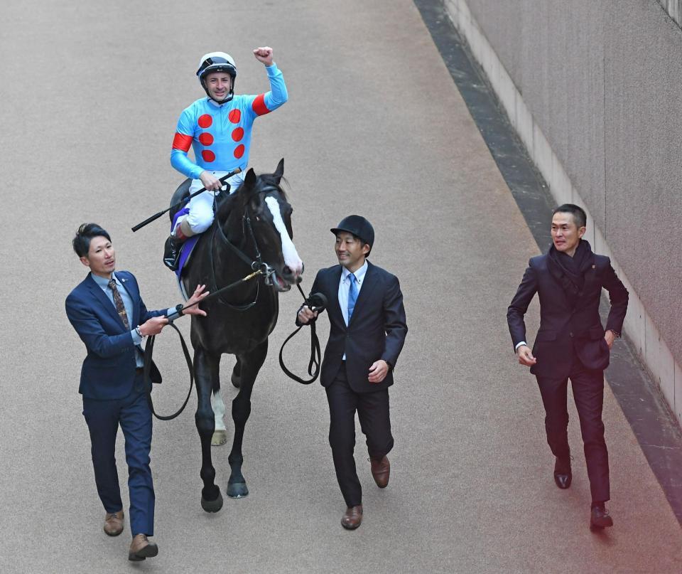 　ジャパンＣを制しガッツポーズのルメールと出迎えた木村師（右）