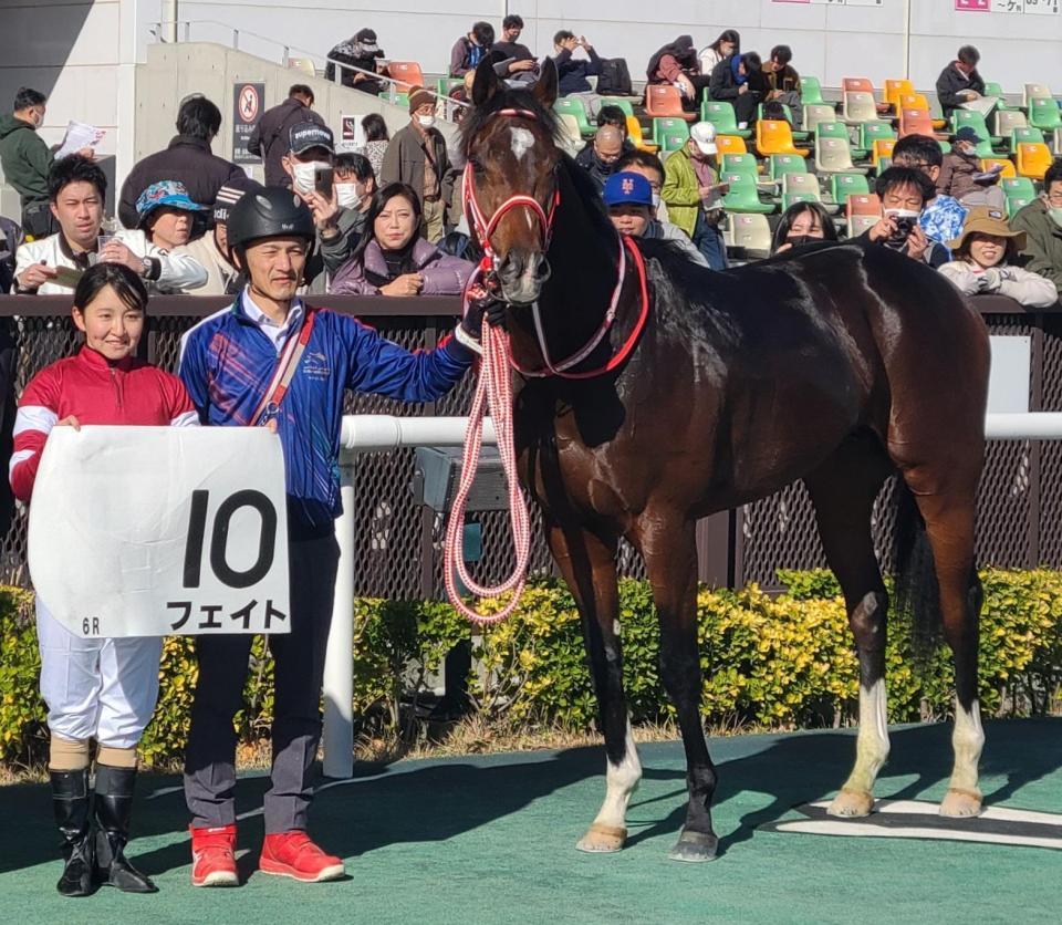 　今年のＪＲＡ２５勝目を挙げた古川奈穂（左）