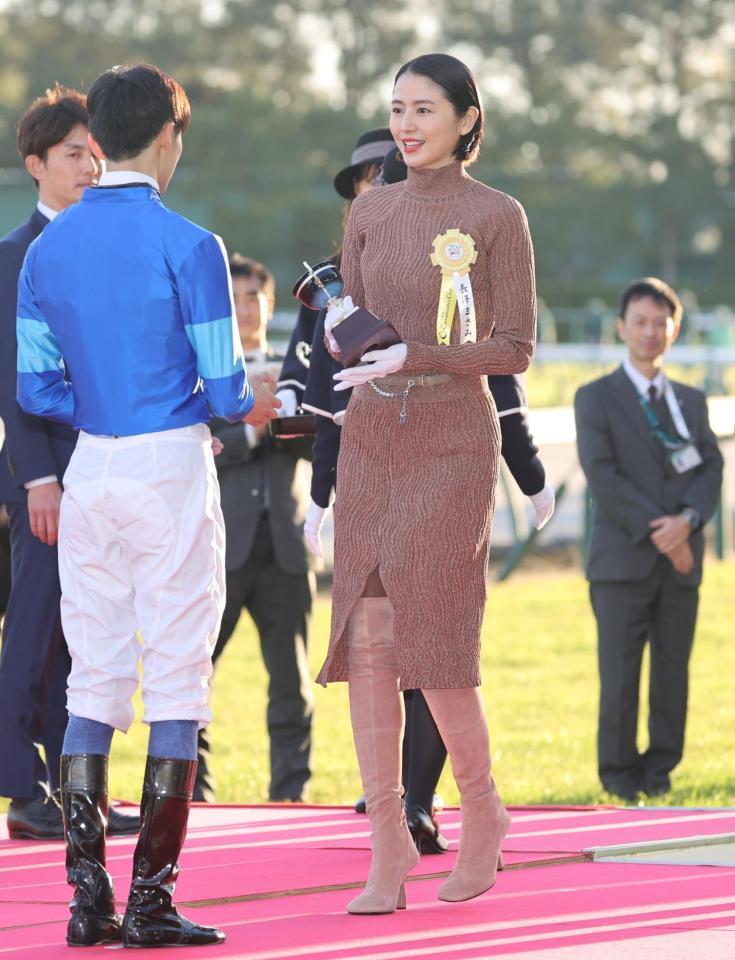 　チャンピオンズＣを制した坂井（手前）にトロフィーを渡す長澤まさみ