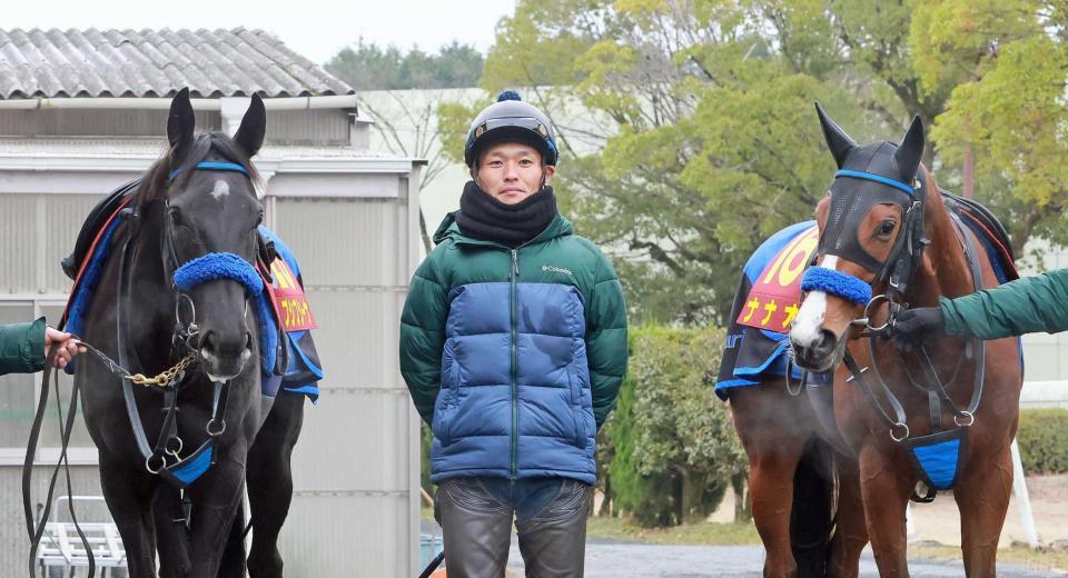 　プシプシーナ（左）とナナオの２頭を大一番へ送り込む小栗師（撮影・石湯恒介）