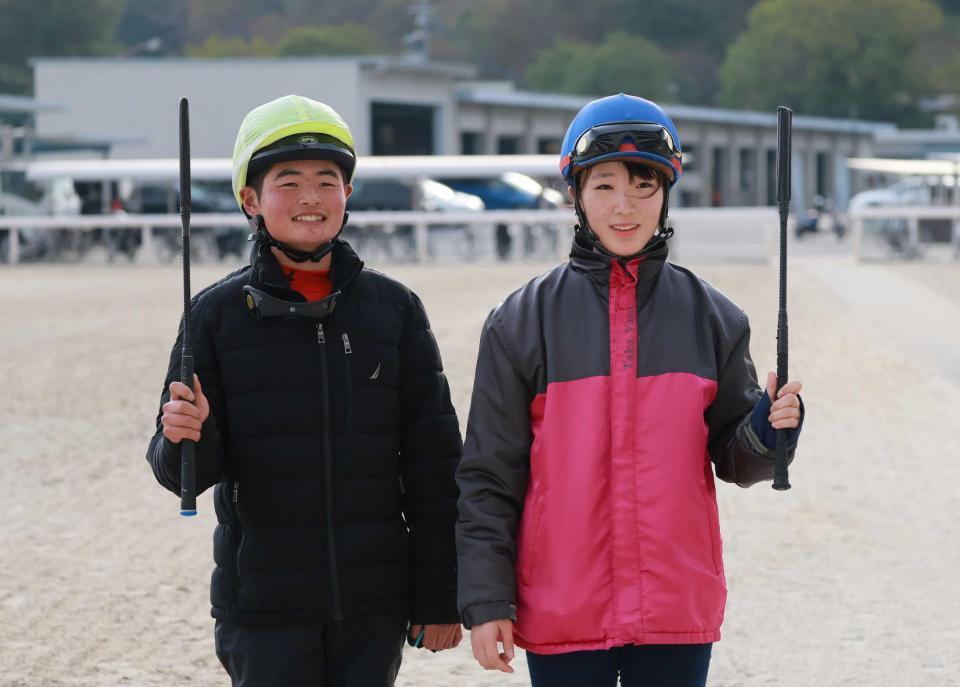 　Ｇ１初騎乗が決まり、目を輝かす田口（左）と永島まなみ＝栗東トレセン（撮影・石湯恒介）