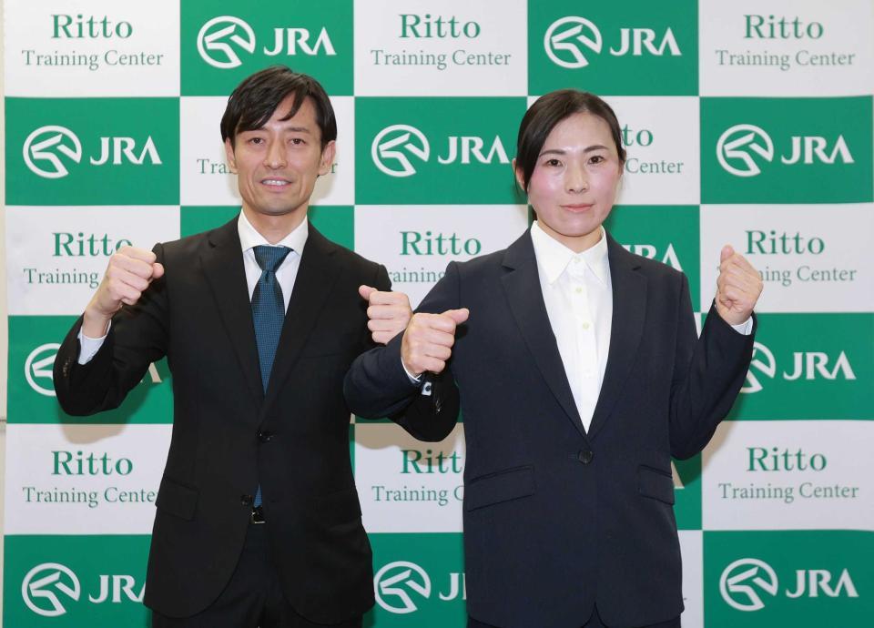 　調教師試験に合格した秋山真（左）と前川助手＝栗東トレセン（撮影・石湯恒介）