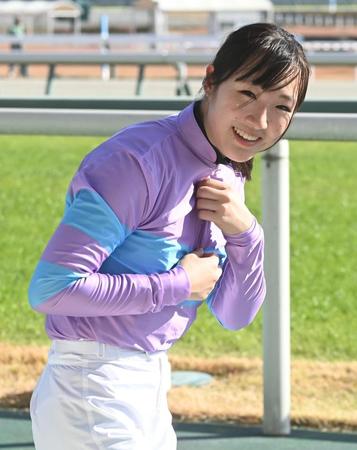 　５レースを快勝し、ファンの声援におじぎする永島まなみ騎手