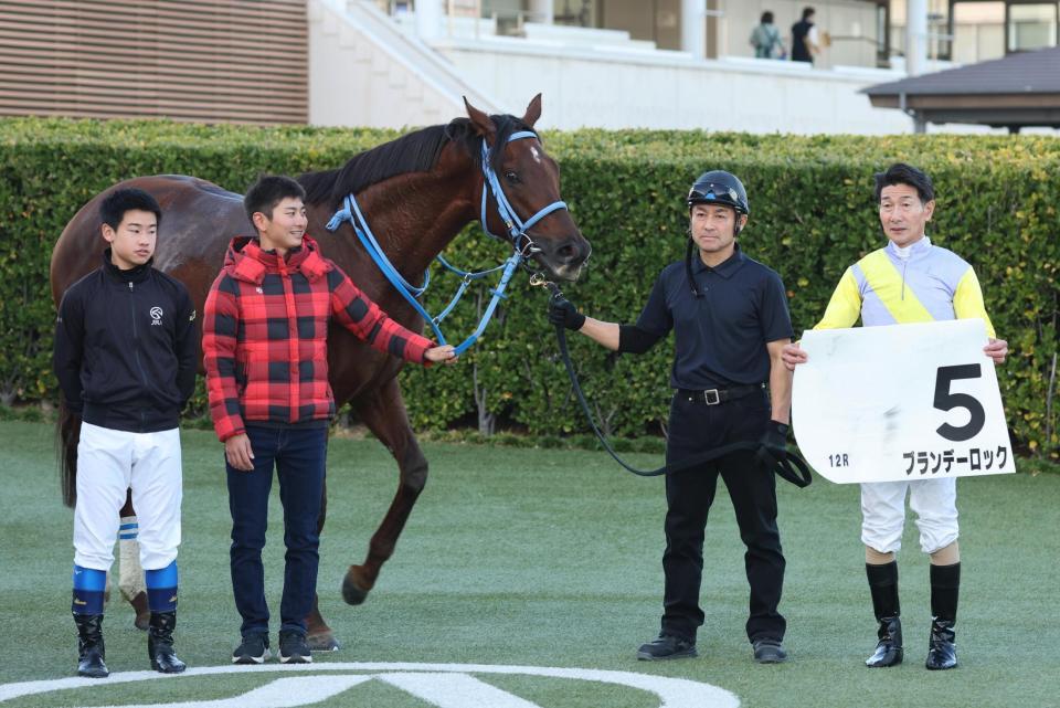 　１２Ｒを勝利したブランデーロックと柴田善騎手（右端）