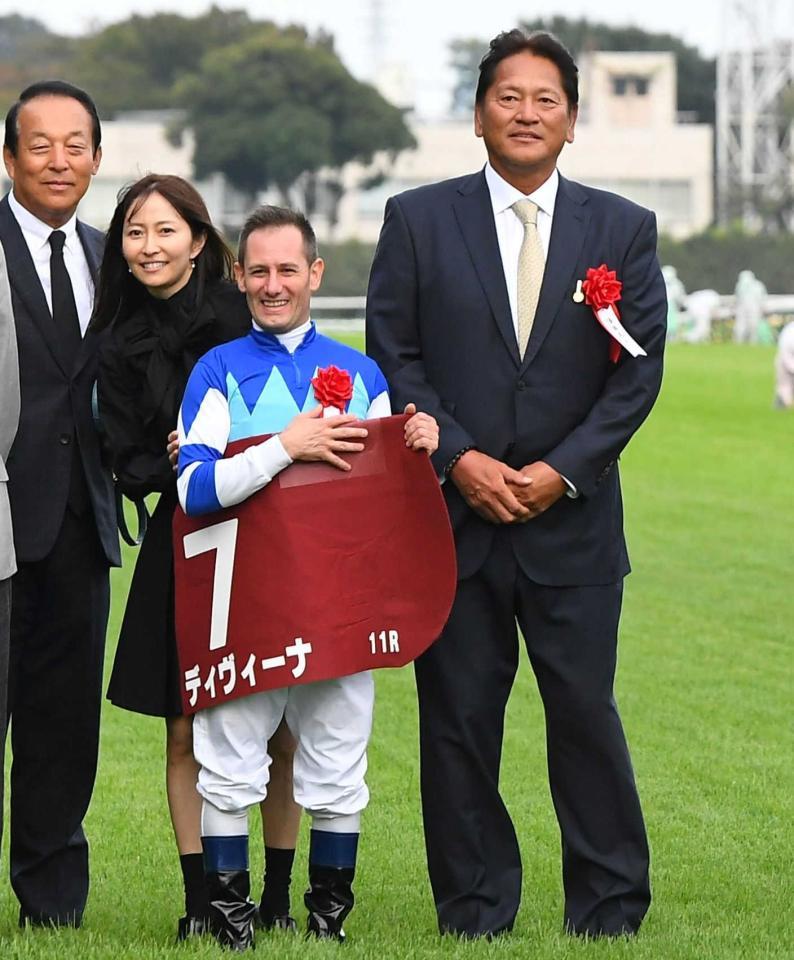 　ディヴィーナで府中牝馬Ｓを制し笑顔の（右から）佐々木主浩オーナー、Ｍ・デムーロ、加奈子夫人