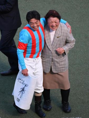 　ヤングワールドで勝利し関係者と抱き合い笑顔の田中勝春（左）＝撮影・三好信也