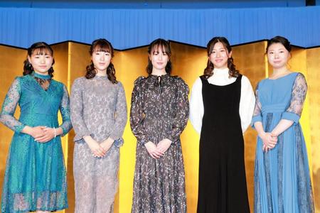 （左から）小林美駒、永島まなみ、藤田菜七子、今村聖奈、河原田菜々（一般社団法人中山馬主協会提供）