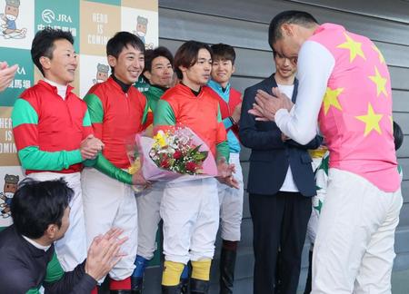 　中山大障害のマイネルレオーネで最後の騎乗を終え、西谷から花束を贈られた平沢（左から２人目）