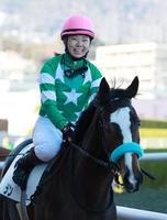 　新馬戦を快勝したマーシーランと河原田菜々（撮影・石湯恒介）