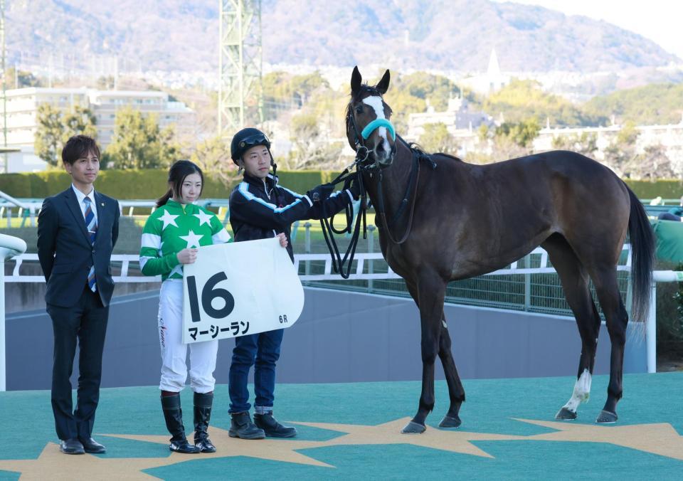 　新馬戦を快勝したマーシーランと河原田菜々（左から２人目）＝撮影・石湯恒介