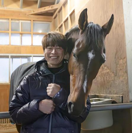 激闘から一夜明けたドウデュースと笑顔の前川助手