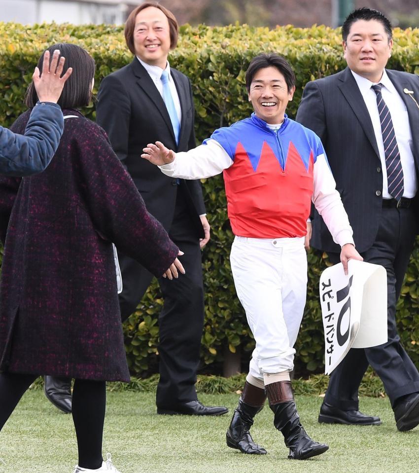 　１Ｒ・２歳未勝利戦をスピードパンサーで勝利した田中勝春騎手が笑顔を見せる（撮影・園田高夫）