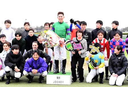 　騎手仲間に祝福され引退する柴山雄一（中央）と母親のけい子さん（同右）＝撮影・園田高夫