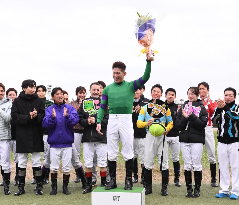 　仲間たちに祝福され引退する柴山雄一（中央）＝撮影・園田高夫