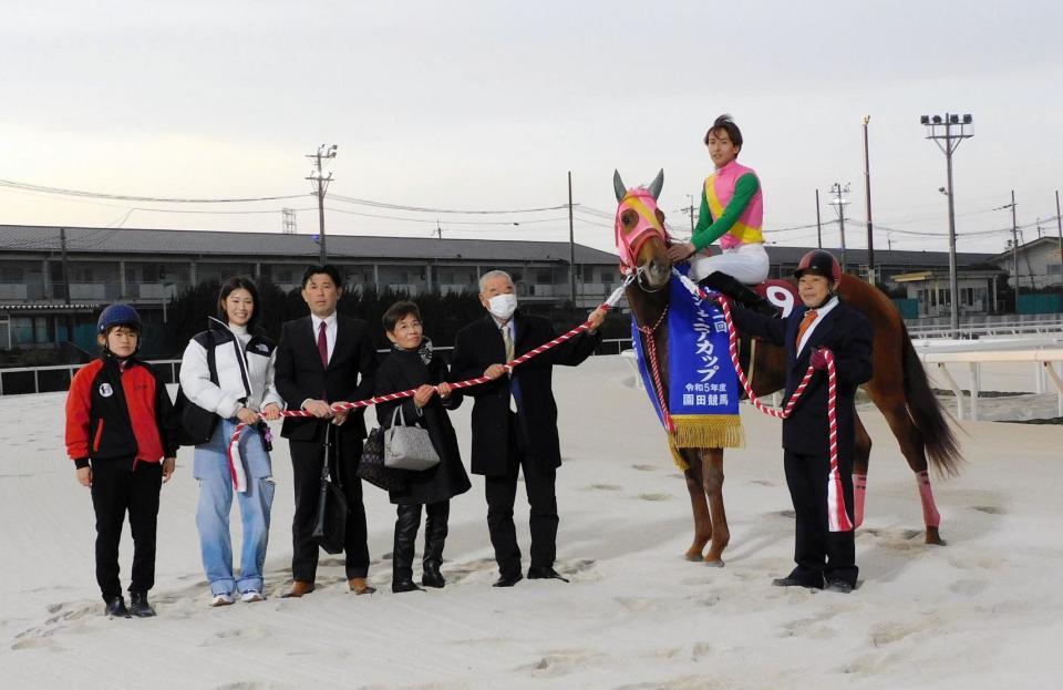 　園田ジュニアカップを制覇したマルカイグアスと関係者（撮影・中山伸治）