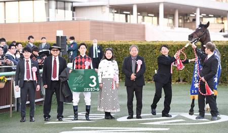 　中山金杯を勝利したリカンカブールと（左から）田中克師、矢作師、津村ら（撮影・園田高夫）