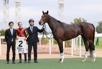 　エラトーで来日初勝利を果たしたルメートル（左から２人目）＝撮影・石湯恒介