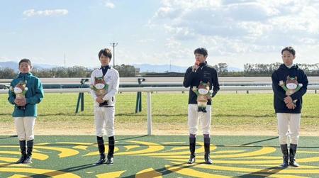 　表彰された（右から）藤岡佑、武豊、松山、田口